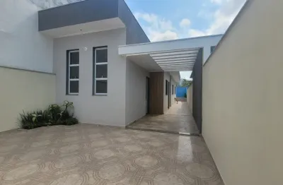 Casa à venda com piscina e área gourmet com churrasqueira, em itanhaém.