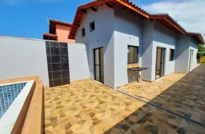 Casa à venda com piscina, área gourmet e 2 quartos, em itanhaém.