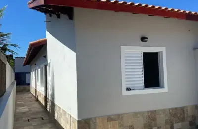 Casa à 730m do mar com piscina e área gourmet com churrasqueira, em itanhaém.