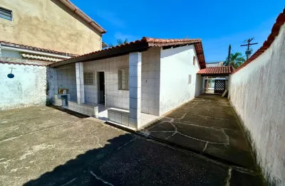 Casa à 900m do mar com área gourmet com churrasqueira e edícula, em itanhaém.