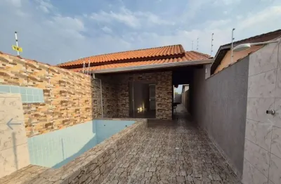 Casa à 900m do mar com piscina, 2 quartos e área gourmet, em itanhaém.