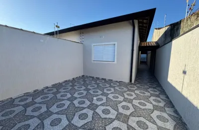 Casa à venda com piscina e área gourmet com churrasqueira, em itanhaém.