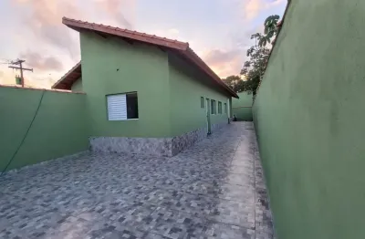 Casa à venda com piscina e área gourmet com churrasqueira, em itanhaém.