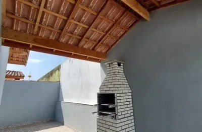 Casa à venda com piscina e área gourmet com churrasqueira, em itanhaém.