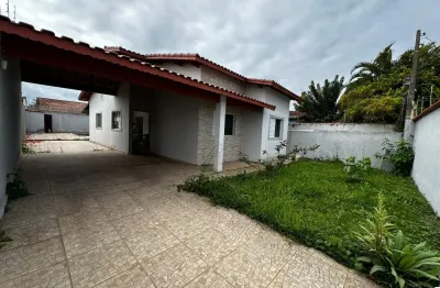 Casa á venda com piscina e área gourmet com churrasqueira, em itanhaém.