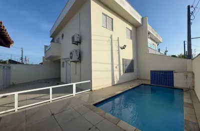 Casa à venda com piscina e área gourmet com churrasqueira, em itanhaém.