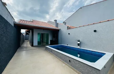 Casa à 500m do mar com piscina e área gourmet com churrasqueira, em itanhaém.