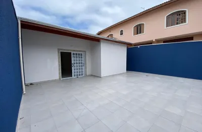 Casa à 500m do mar com piscina e área gourmet com churrasqueira, em itanhaém.