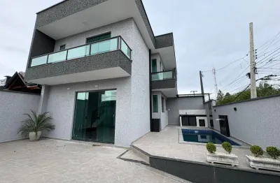 Casa à venda com piscina e área gourmet com churrasqueira, em peruíbe