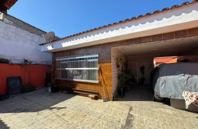 Casa à 500m do mar com piscina e área gourmet com churrasqueira, em itanhaém.