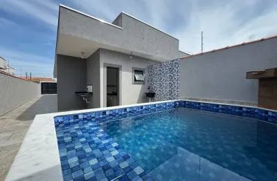 Casa à venda com piscina, área gourmet e 2 quartos, em itanhaém.
