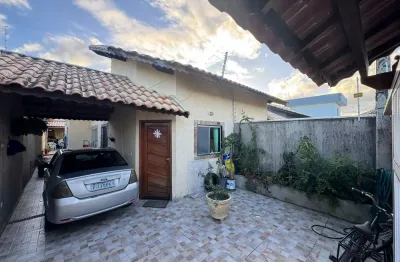 Casa à venda com piscina e área gourmet com churrasqueira, em itanhaém.