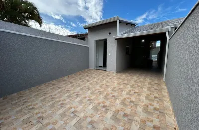 Casa à venda com piscina e área gourmet com churrasqueira, em peruíbe