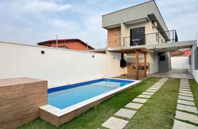 Casa à venda com piscina e área gourmet com churrasqueira, em itanhaém.