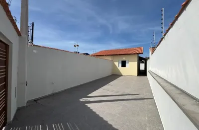 Casa à 200m do mar com piscina e área gourmet com churrasqueira, em itanhaém.