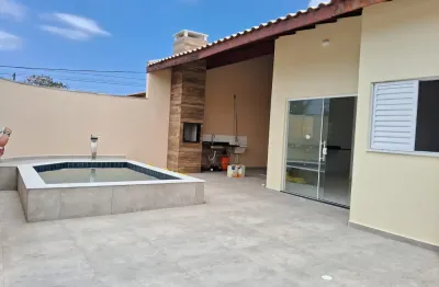 Casa à 650m do mar com piscina e área gourmet com churrasqueira, em itanhaém.
