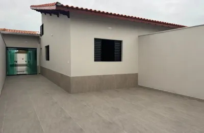 Casa à 600m do mar com área gourmet com churrasqueira e piscina, em itanhaém.