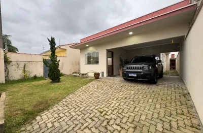 Casa à 700m do mar com 3 quartos e área gourmet com churrasqueira, em peruíbe