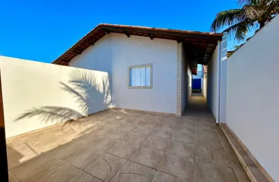 Casa à venda com piscina e área gourmet com churrasqueira, em itanhaém.