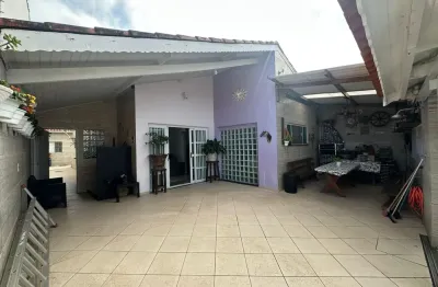 Casa à 300m do mar com piscina e área gourmet com churrasqueira, em itanhaém.