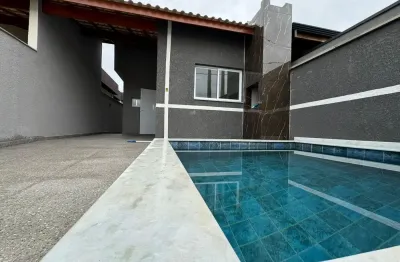 Casa à 800m do mar com piscina e área gourmet com churrasqueira.