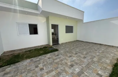 Casa à 400m do mar com 3 quartos e 160m² de área total, em peruíbe.