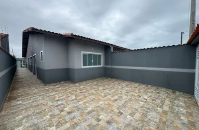 Casa à 500m do mar com piscina e área gourmet com churrasqueira, em peruíbe.