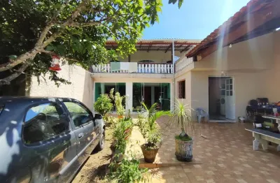 Casa á venda com piscina e área gourmet com churrasqueira, em itanhaém.