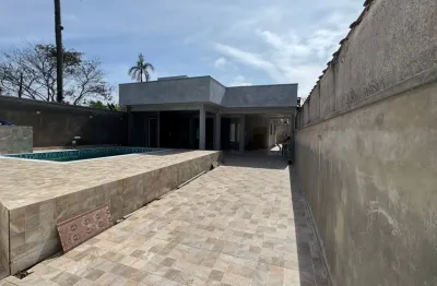 Casa à 500m do mar com piscina e área gourmet com churrasqueira, em itanhaém.