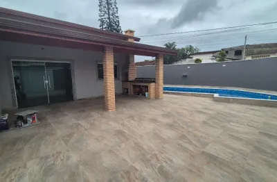 Casa à 550m do mar com piscina e área gourmet com churrasqueira, em itanhaém.