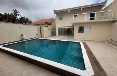 Casa à 100m do mar com piscina e área gourmet com churrasqueira, em Itanhaém.