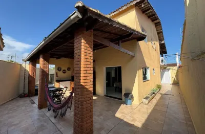 Casa à venda com piscina e área gourmet com churrasqueira, em itanhaém.
