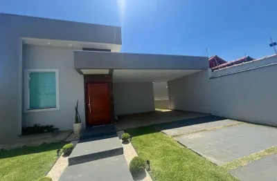 Casa à 400m do mar com piscina e área gourmet com churrasqueira, em itanhaém.