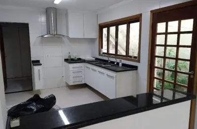 Casa Sobrado 190 m² -  03  Dormitórios (01 suíte) Área Churrasqueira Coberta