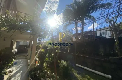Casa mista com 03 dormitórios com pátio frente e fundos no bairro charqueadas em