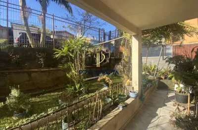 Casa mista com 03 dormitórios com pátio frente e fundos no bairro charqueadas em