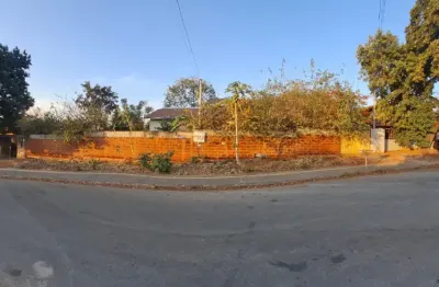Casa pé direito alto,  2 quartos grandes com 1 suíte , 940m2 de lote, poço, pomar, todo murado. vila oliveira-aparecida de goiânia