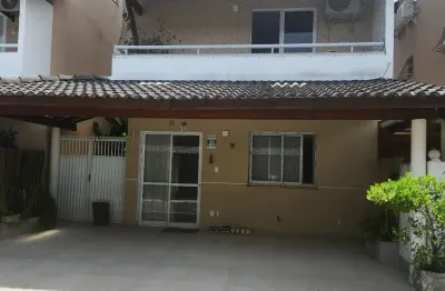 Casa triplex em condomínio fechado com energia solar!
