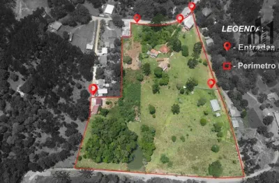 Chácara a 600 mts do asfalto, contendo 4 residências principais e 1 ponto comercial.