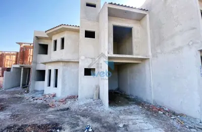 Sobrados em fase de construção na região do vitória régia, no bairro cic, com três quartos (um suíte), em excelente localização.