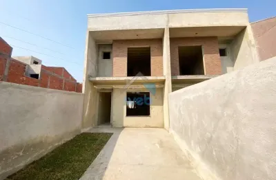 Sobrado com três quartos à venda na região do vitória régia, contando com uma suíte e amplo espaço interno.