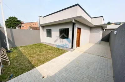 Casa à venda no bairro costeira, em araucária, com três quartos, sala de estar, cozinha, banheiro e edícula com churrasqueira.