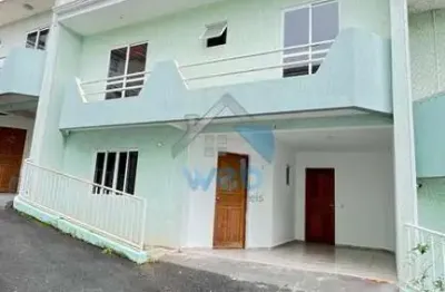Sobrado em condomínio à venda no bairro xaxim, com três quartos, sala, cozinha, banheiro social, lavabo e ático.