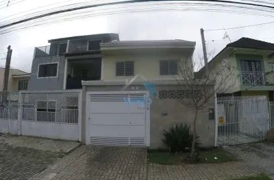 Sobrado para venda no bairro cic, com três quartos sendo um suíte, sala, cozinha ampla, móveis planejados, churrasqueira e fogão à lenha.