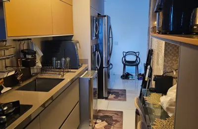 Apartamento totalmente planejado. armários nos quartos e cozinha. mobiliado, uma varanda maravilhosa.
