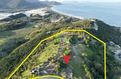 Terreno com vista linda para praia de garopaba. localizado no condomínio miradou