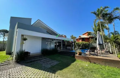 Casa alto padrão com piscina no condomínio maranata - em frente à surfland