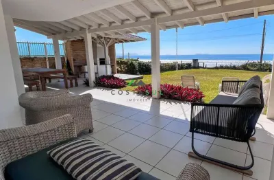 Casa à venda pé na areia no bairro morrinhos, garopaba/sc