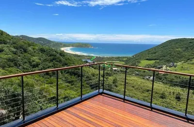 Casa nova de 250m² de área construída em alto padrão de qualidade, localizada no