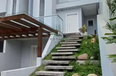 Maravilhosa casa mobiliada para locação anual em garopaba, sc!